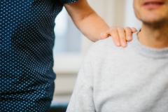 Hand auf einer Schulter