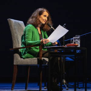 Birgitta Assheuer auf der Bühne des Schauspielhauses