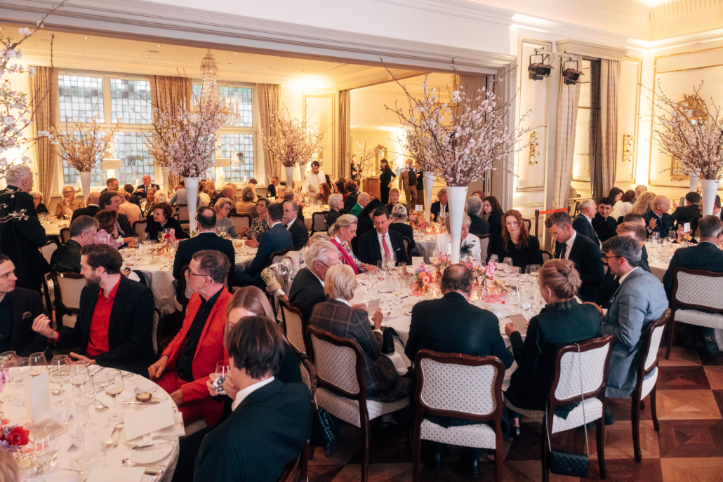 Der gefüllte Spiegelsaal im Hotel Vier Jahreszeiten. (c) Max Arens