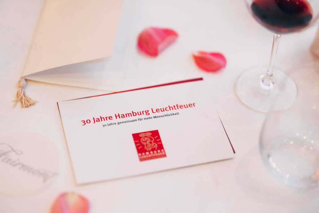 Einladung zum Benefiz-Dinner im Hotel Vier Jahreszeiten auf Bankett-Tisch. (c) Max Arens