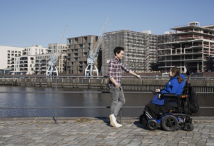 Nadin Schindel und Christian Kaiser-Williams von Festland beim Spaziergang in der HafenCity Hamburg.