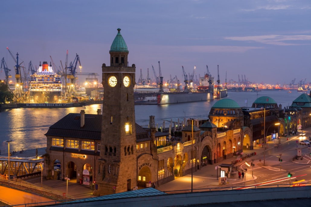 Das Motiv des Rotary-Adventskalenders 2025: Blick auf die Landungsbrücken. (c) Rotary-Club Hamburg-Winterhude.