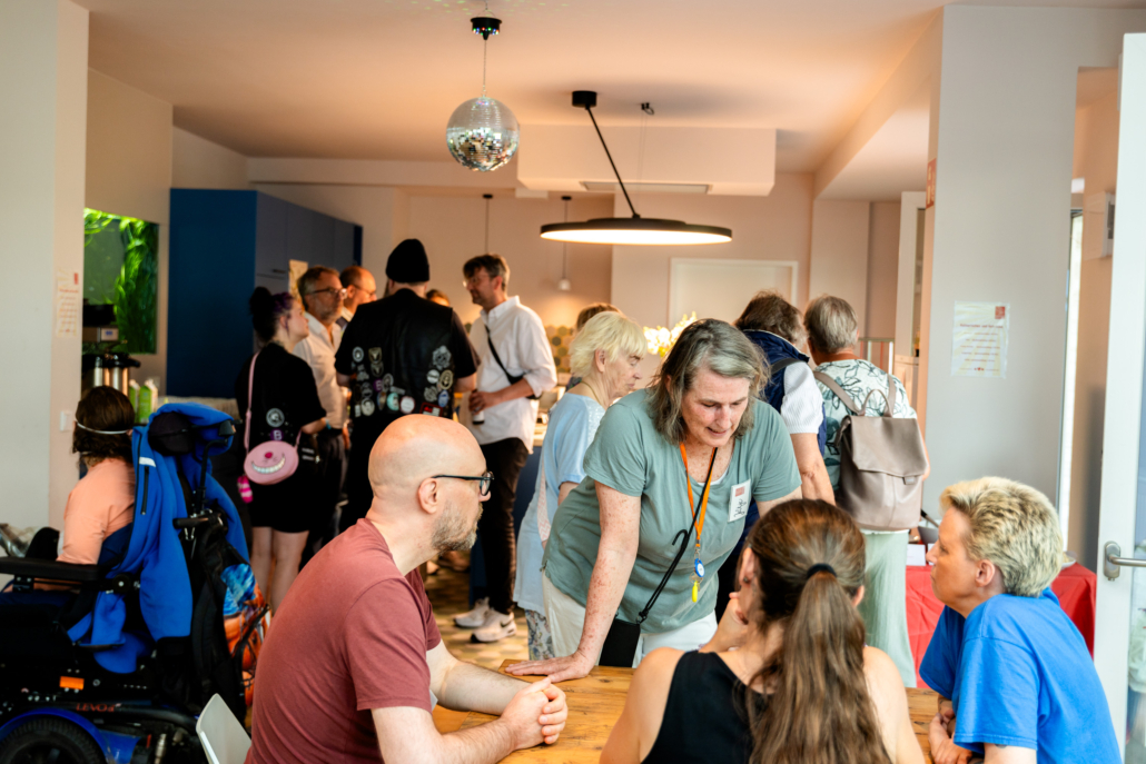Buntes Treiben im Gemeinschaftsraum. Ab Oktober findet hier das inklusive Festland-Café statt. 