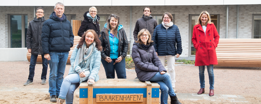 Das Aufwind-Team im Innenhof der Baakenallee 60