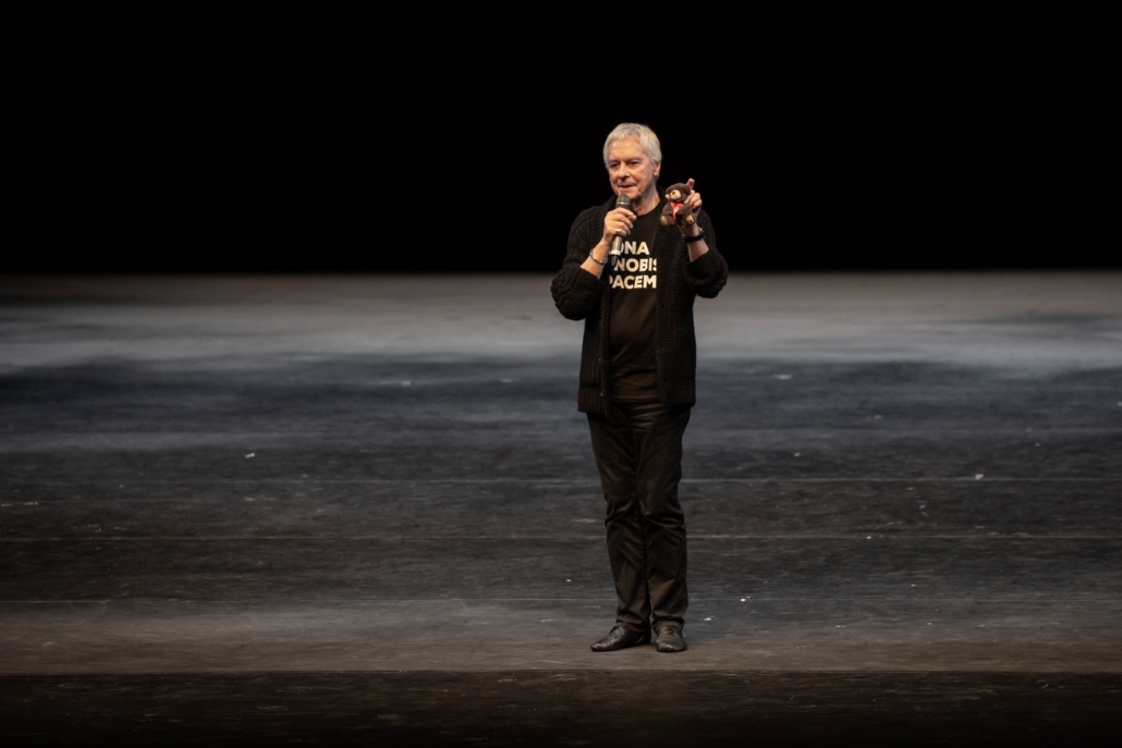 John Neumeier mit Leuchtfeuer-Teddy auf der Bühne der Staatsoper.