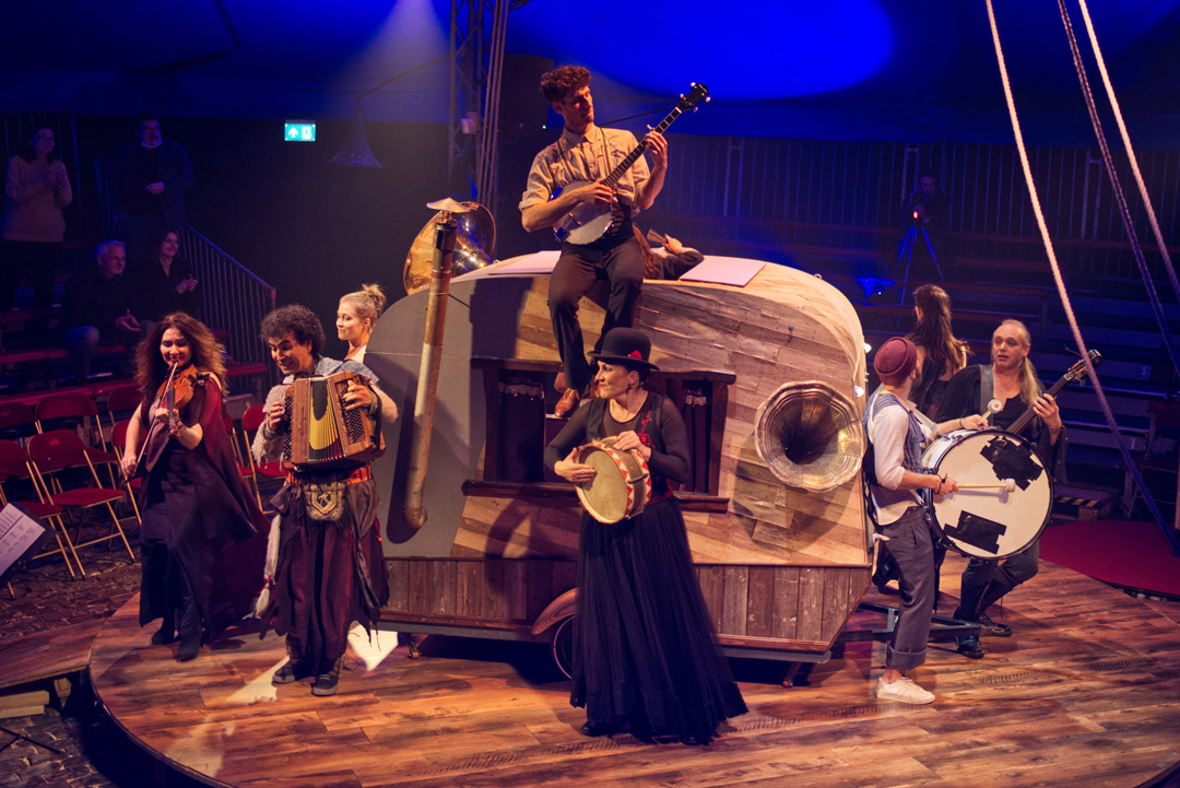 Erstmals in Hamburg: das Ensemble des Cirque Bouffon