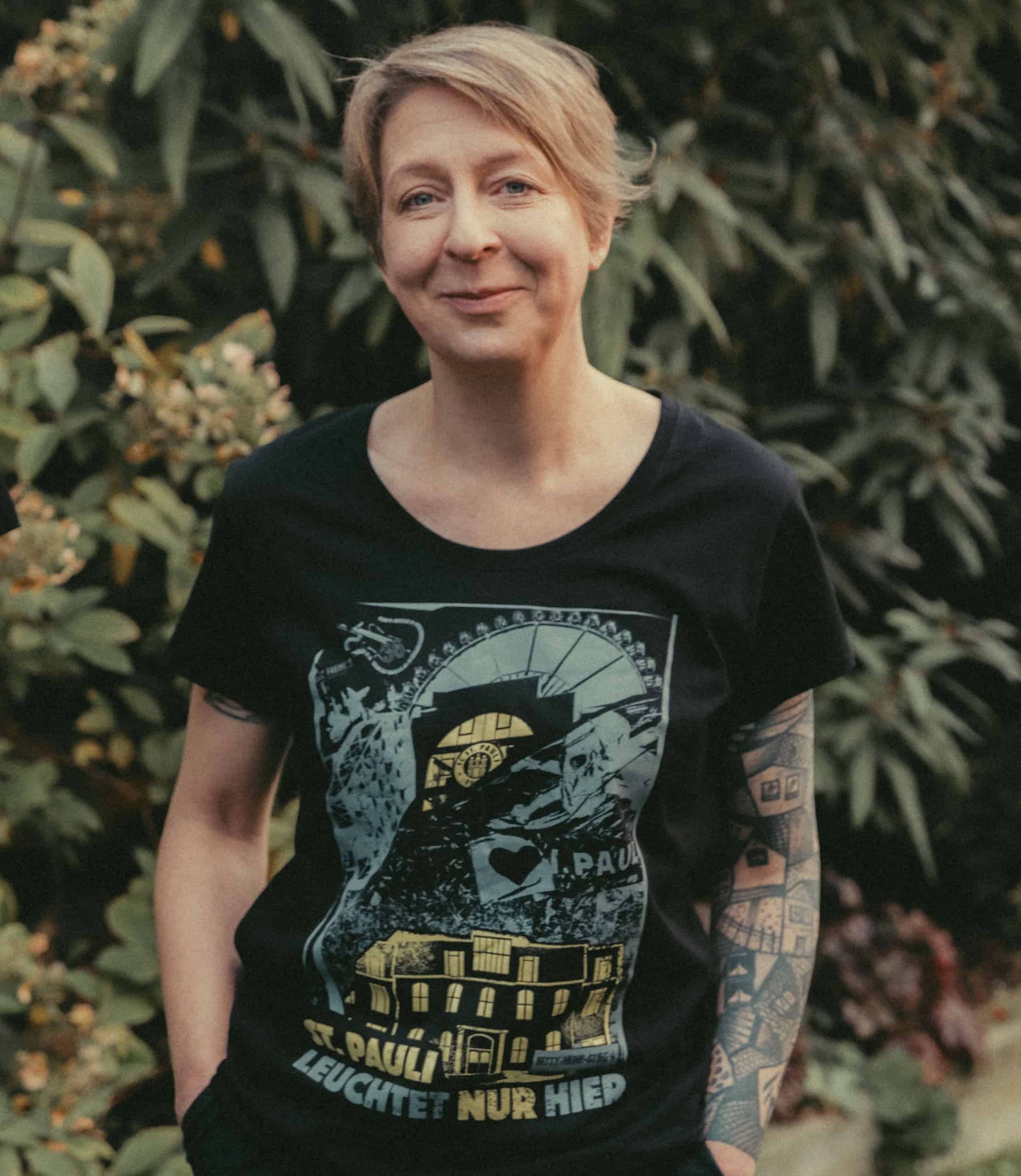 Anne Scheffler, Pflegerin im Hospiz, mit dem Soli-Shirt.