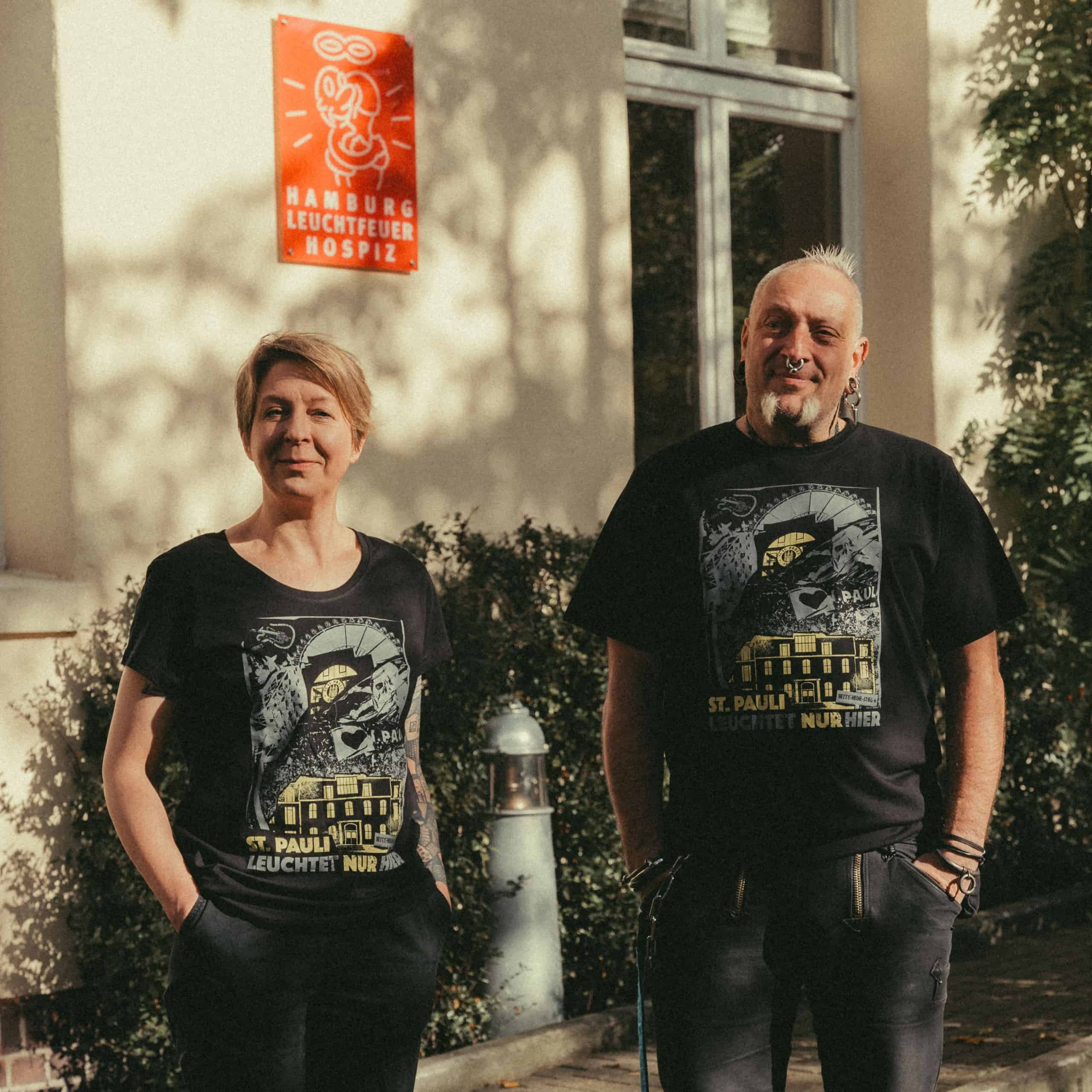 Anne und Hendrik vor dem Hamburg Leuchtfeuer Hospiz.