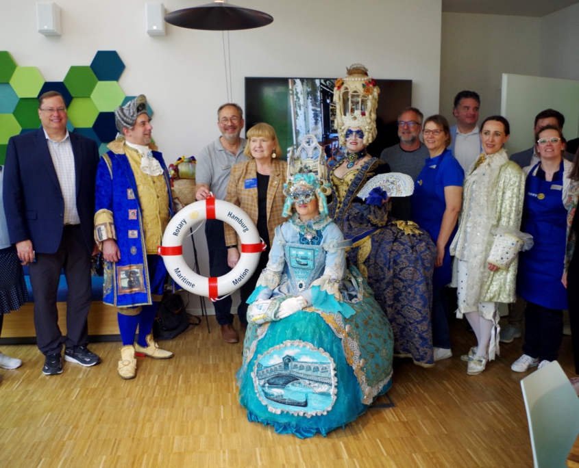 Rotarier-Weltpräsidentin Stephanie A. Urchik (Mitte) mit der Besucher*innen-Gruppe und Bewohner*innen bei Festland.