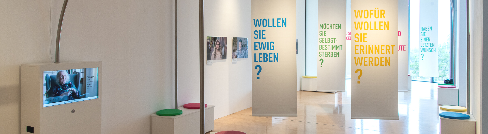 Einblick in die Ausstellung Dialog mit dem Ende