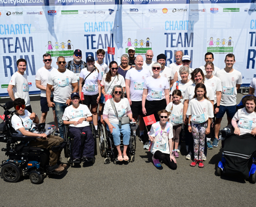 Die Laufgruppe "Festland" strahlt beim HafenCity Run in die Kamera.