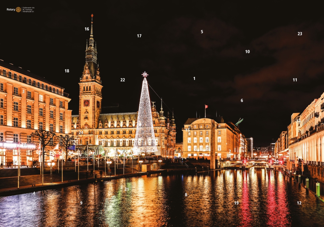 Der Rotary Adventskalender 2026 zeigt den Blick über die Alster auf das Rathaus mit heller Weihnachtsbeleuchtung im Dunkeln.