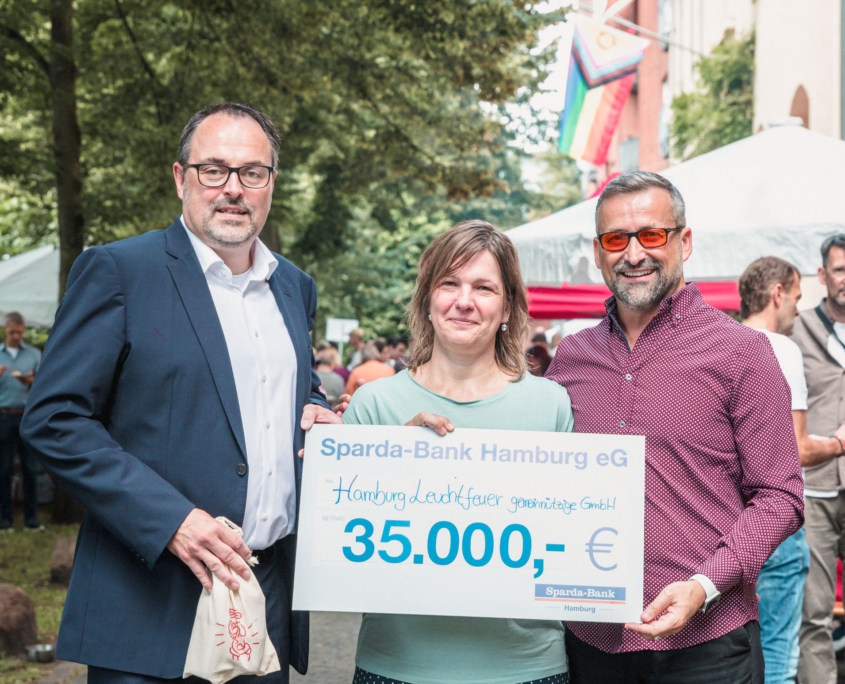 Jörn Ehrke übergab beim Hospiz-Sommerfest einen Spendenscheck an Maike Früh von Festland und Geschäftsführer Miro Miletic.