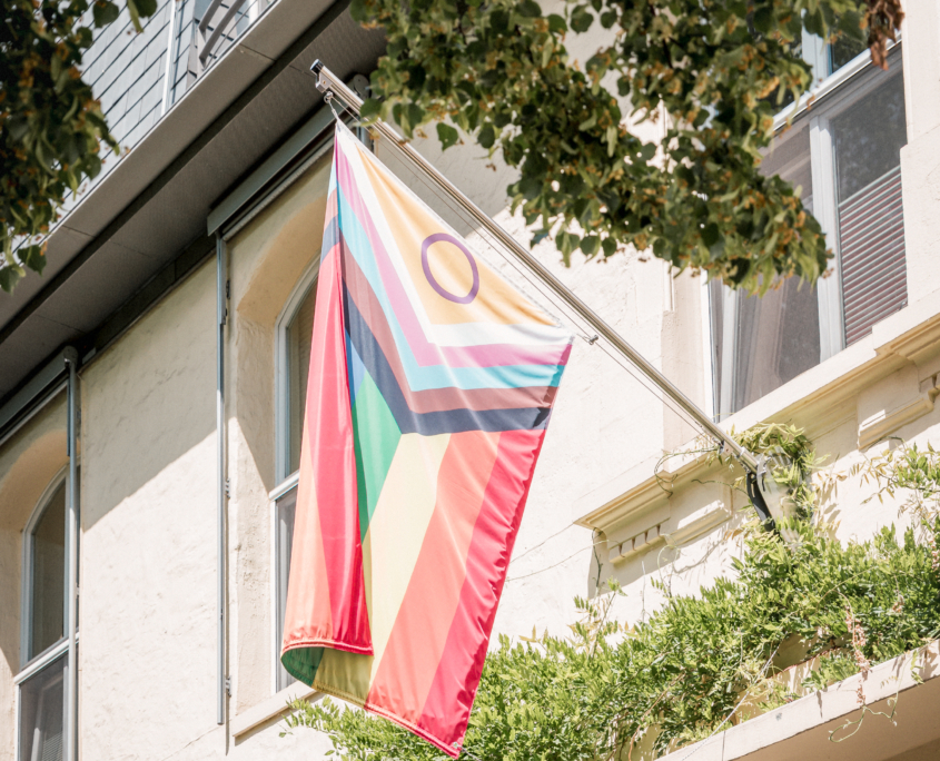 Die Progress Pride Flag weht über dem Eingang des Hamburg Leuchtfeuer Hospizes.