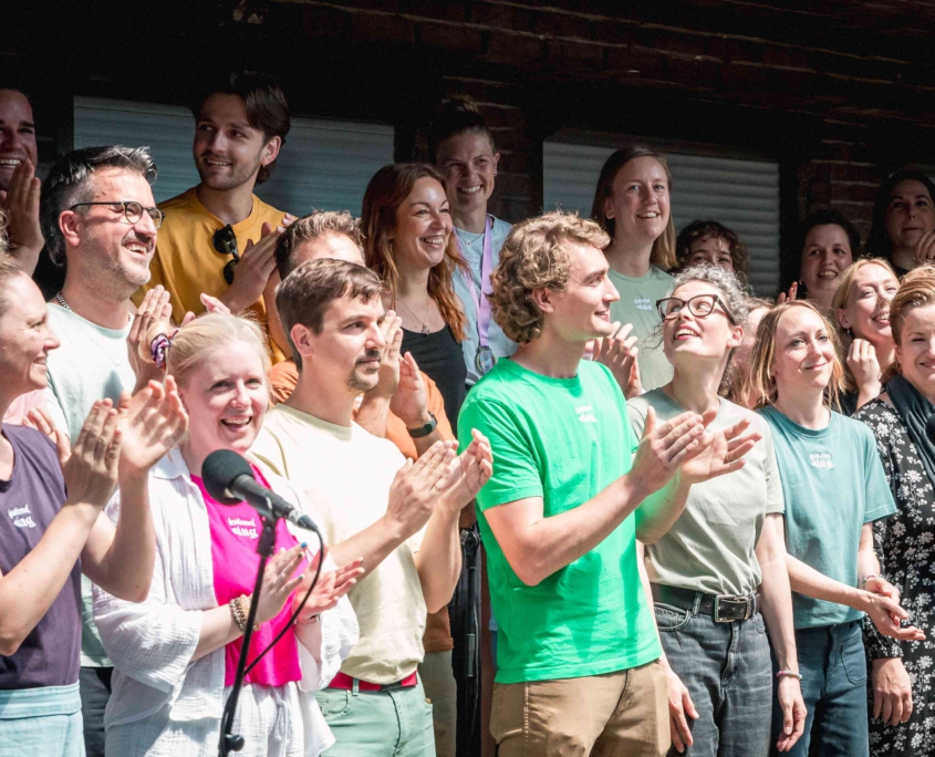 Impressionen vom Hospiz-Sommerfest 2025 von Hamburg Leuchtfeuer: Der Chor "nofomo" bei seinem Auftritt. Im Bild: Mitglieder des Chors beim Singen und Klatschen.