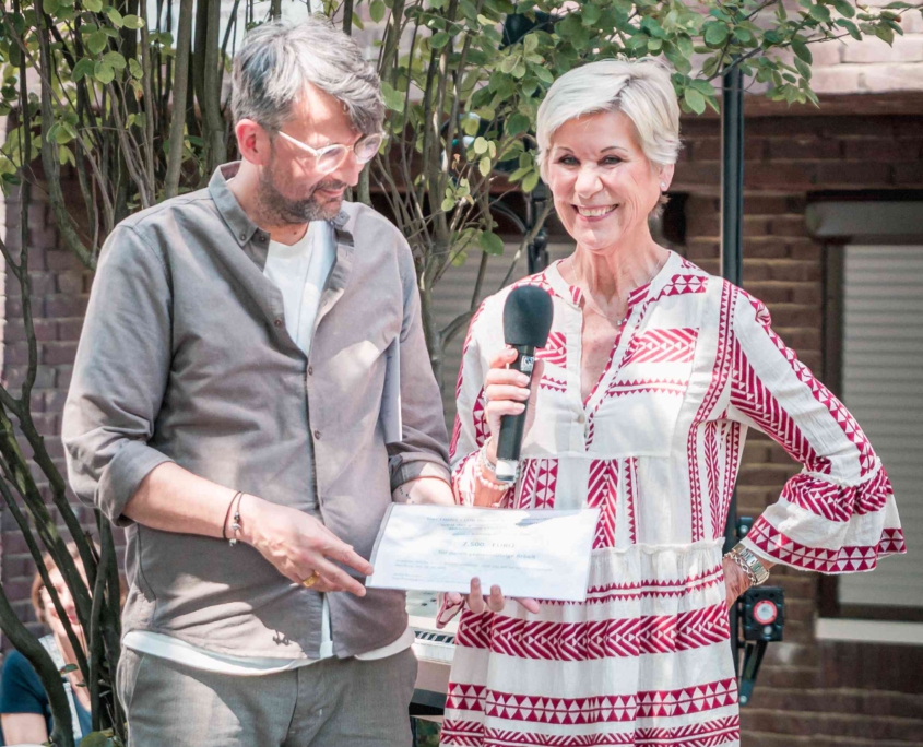 Impressionen vom Hospiz-Sommerfest 2025 von Hamburg Leuchtfeuer: Übergabe des Spendenschecks des Lions-Clubs Hamburg-Finkenwerder durch Maren Otto an Geschäftsführer Michael Thomsen.