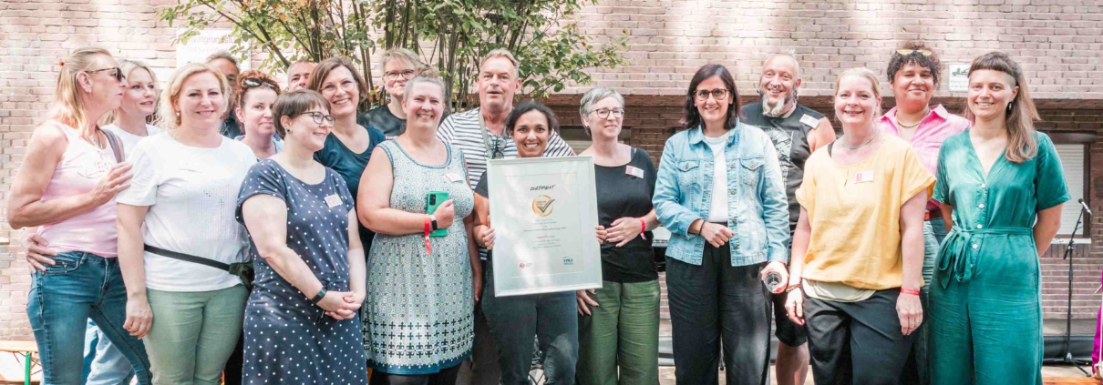 Impressionen vom Hospiz-Sommerfest 2025 von Hamburg Leuchtfeuer: Übergabe des Qualitätssiegels "Lebensort Vielfalt" an das Hospizteam. Mit dabei: Senatorin Maryam Blumenthal und die Vertreterinnen der Schwulenberatung Berlin.
