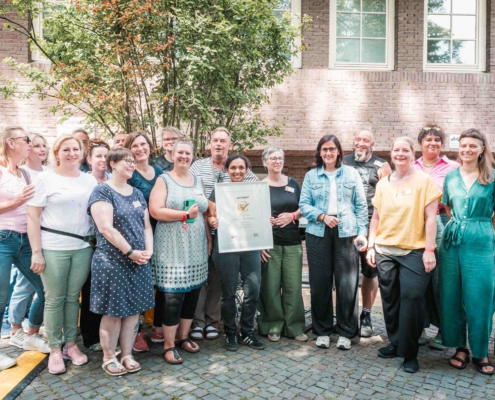Impressionen vom Hospiz-Sommerfest 2025 von Hamburg Leuchtfeuer: Übergabe des Qualitätssiegels "Lebensort Vielfalt" an das Hospizteam. Mit dabei: Senatorin Maryam Blumenthal und die Vertreterinnen der Schwulenberatung Berlin.