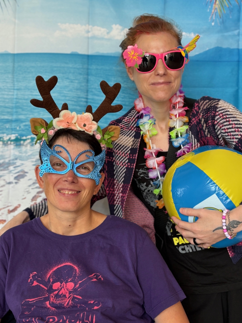 Gelebte Verbundenheit im Wohnprojekt Festland: Anna mit Nachbarin Simone.