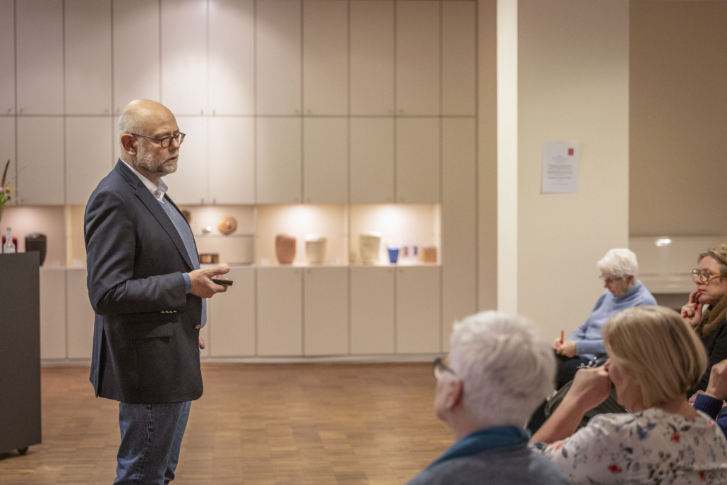 Rechtsanwalt Klaus Jakobsmeyer beim Vortrag im Hamburg Leuchtfeuer Lotsenhaus.