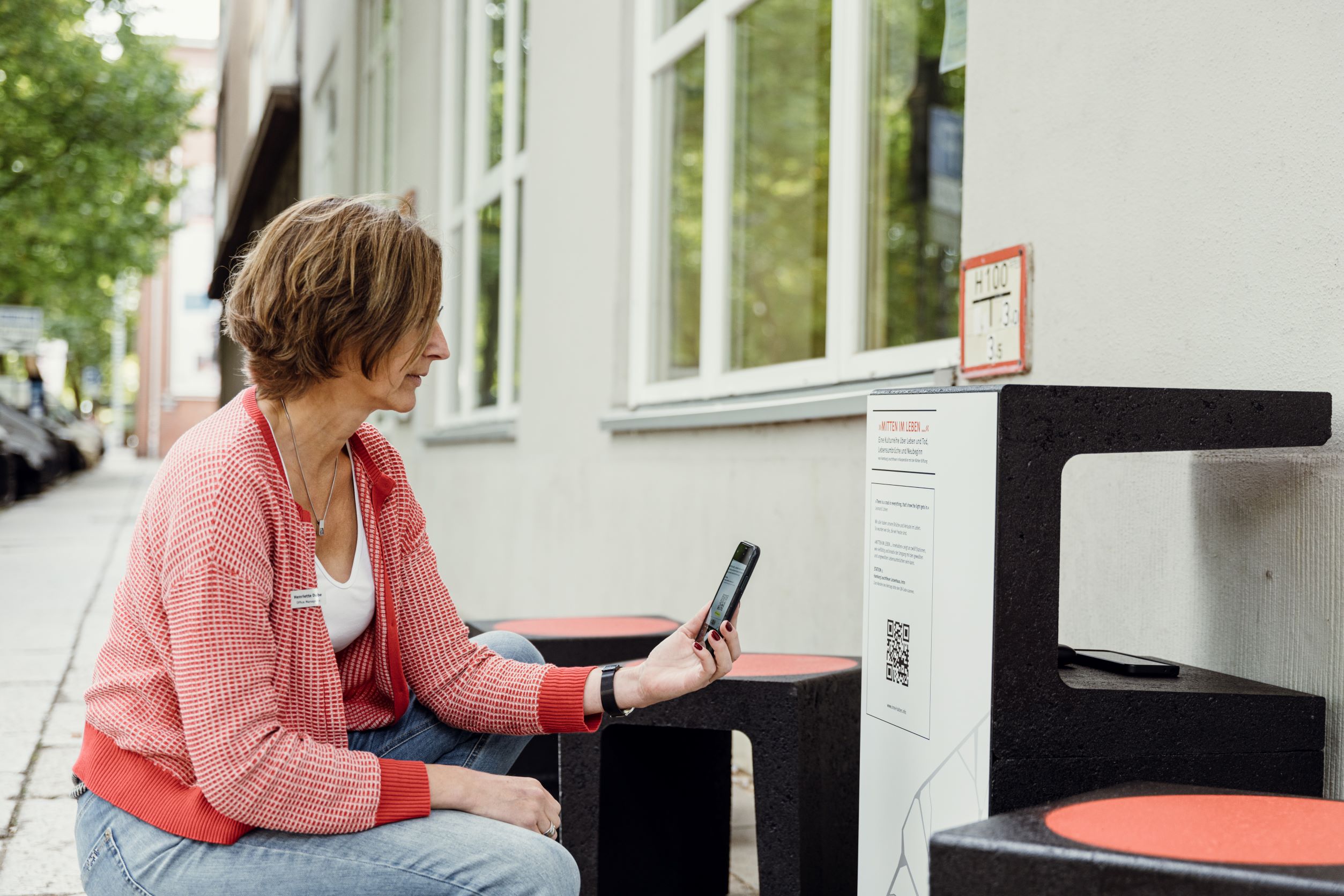 Zum abrufen des Beitrags muss man einfach den angebrachten QR-Code an der Station scannen.