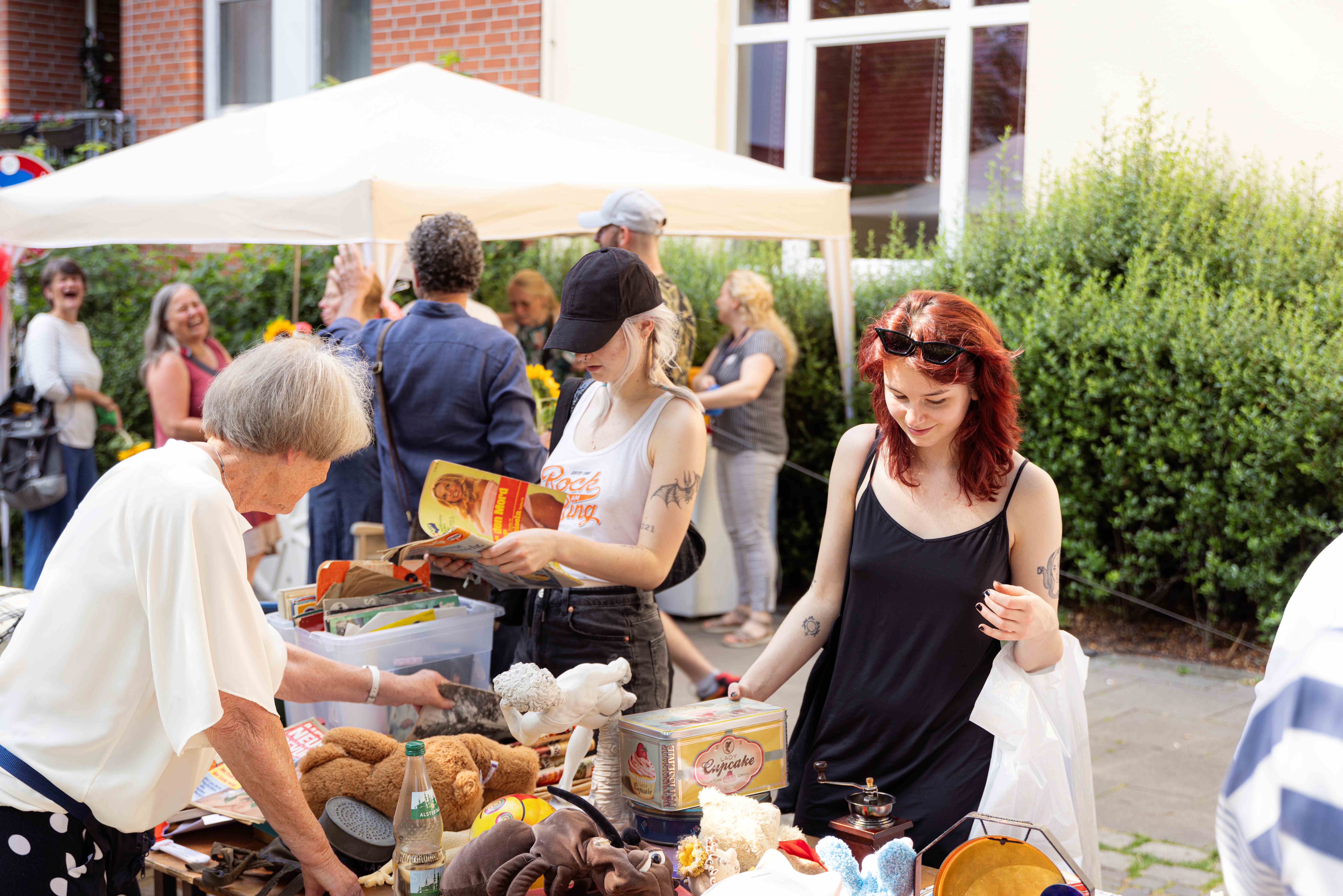 Auf dem Flohmarkt des Hospiz-Sommerfest ist gute Stimmung.