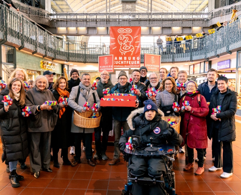 Die prominenten Unterstützer*innen der Leuchtfeuer-Teddy-Aktion 2025.