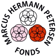 Das Logo des Marcus Hermann Petersen Fonds besteht aus drei Blumen, die sich aus Kreisen zusammensetzten.