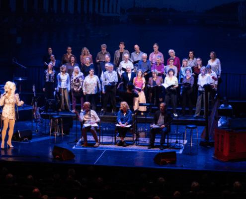 Chor, Rezitator*innen und Elke Winter auf der Bühne bei "Letzte Lieder 2025"