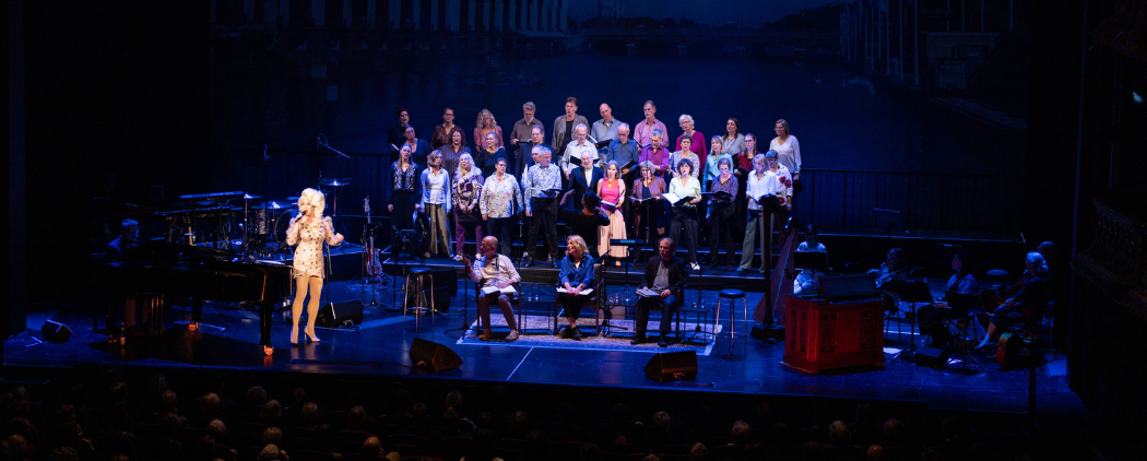Chor, Rezitator*innen und Elke Winter auf der Bühne bei "Letzte Lieder 2025"