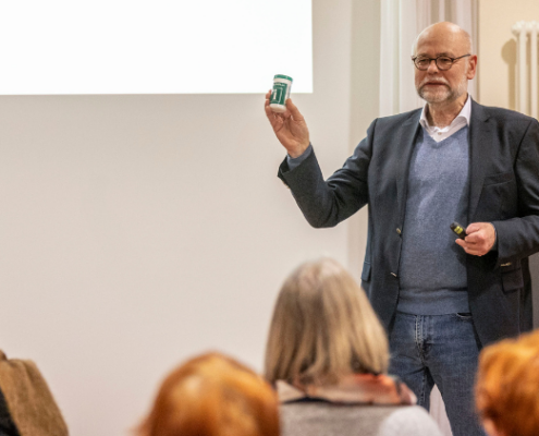 Rechtsanwalt Klaus Jakobsmeyer infomiert im Hamburg Leuchtfeuer Lotsenhaus über Vorsorge und Testament.