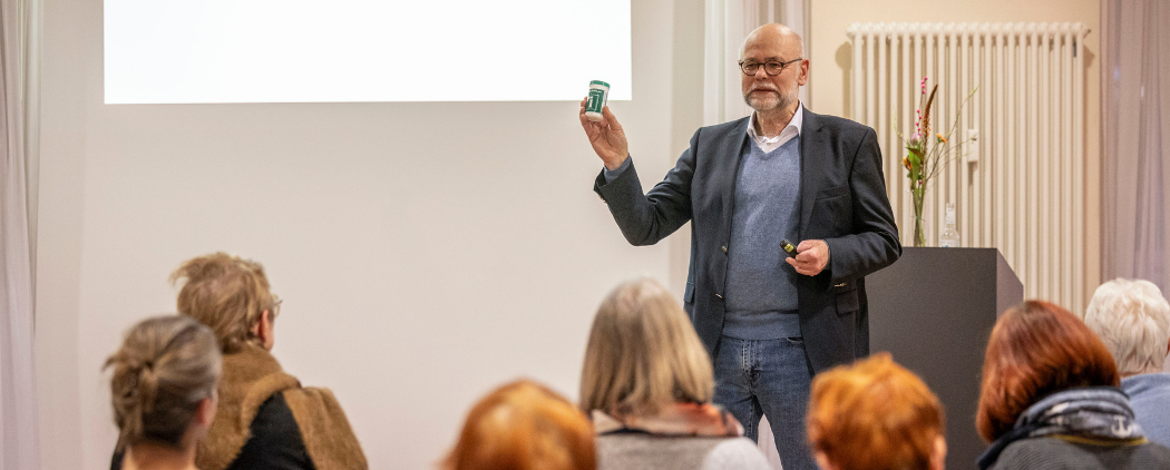 Rechtsanwalt Klaus Jakobsmeyer infomiert im Hamburg Leuchtfeuer Lotsenhaus über Vorsorge und Testament.