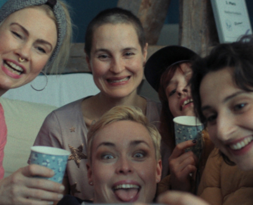 Aufnahme aus "Ich sterbe. Kommst Du?": Nadines macht ein Selfie mit anderen Frauen im Hospiz. Sie lachen in die Kamera und ziehen Grimassen.
