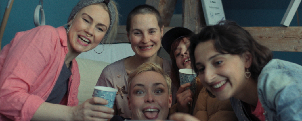 Aufnahme aus "Ich sterbe. Kommst Du?": Nadines macht ein Selfie mit anderen Frauen im Hospiz. Sie lachen in die Kamera und ziehen Grimassen.