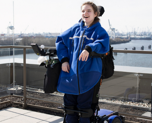 Nadin Schindel auf der benachbarten Dachterrasse neben Festland.