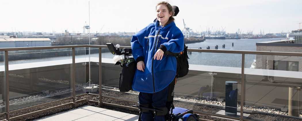 Nadin Schindel auf der benachbarten Dachterrasse neben Festland.