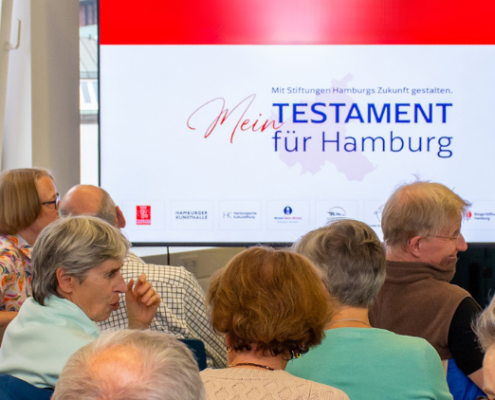 Bei der Veranstaltung "Mein Testament für Hamburg 2025" kommen interessierte Menschen zusammen.