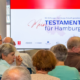 Bei der Veranstaltung "Mein Testament für Hamburg 2025" kommen interessierte Menschen zusammen.