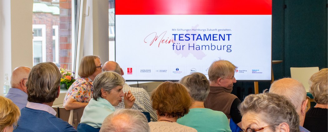 Bei der Veranstaltung "Mein Testament für Hamburg 2025" kommen interessierte Menschen zusammen.