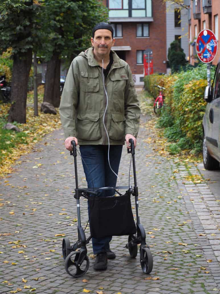Marc beim Spazierengehen auf St. Pauli vor dem Hospiz.