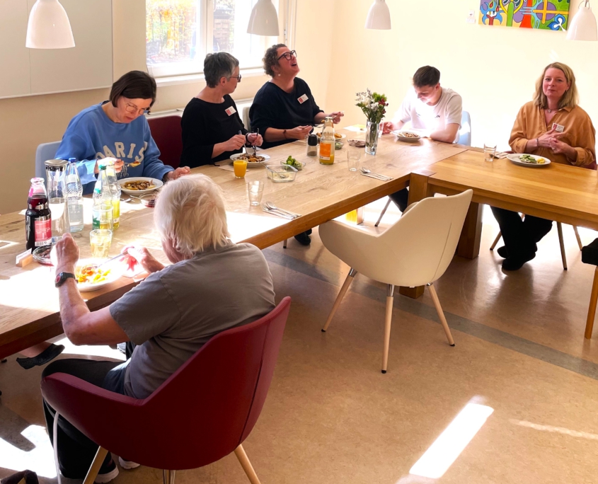 Bewohner*innen und das Hospiz-Team freuen freuen sich über unsere neuen Stühle.