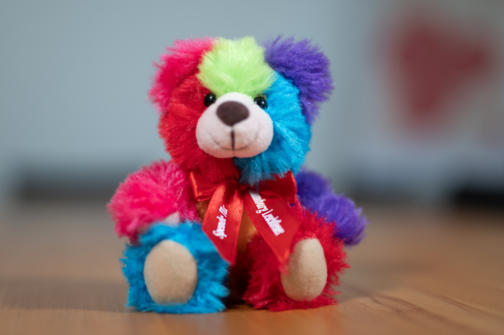 Der Leuchtfeuer-Teddy leuchtet 2025 besonders farbenfroh. (c) Nico Vogelsaenger.