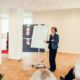 Referentin Anna Rapacz steht im Hamburg Leuchtfeuer Lotsenhaus vor einer Pinnwand und hält einen Vortrag.