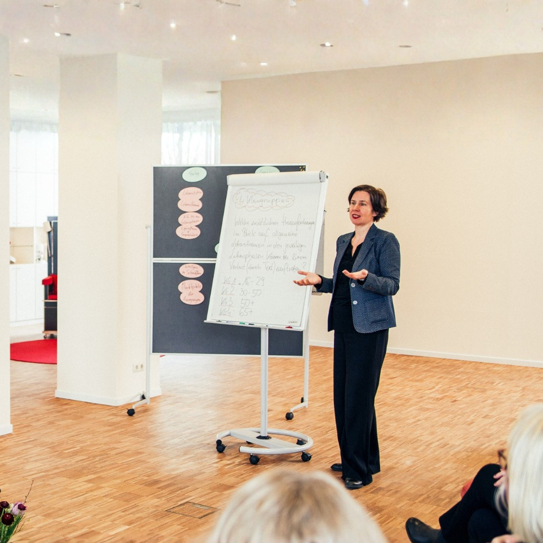 Referentin Anna Rapacz steht im Hamburg Leuchtfeuer Lotsenhaus vor einer Pinnwand und hält einen Vortrag.