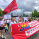 Bei der CSD Demo in Hamburg 2025 sind Mitarbeiter*innen, Ehrenamtliche und Freund*innen von Hamburg Leuchtfeuer zusammengekommen. Sie tragen ein Banner auf dem steht: "30 Jahre Haltung. Jetzt erst recht."