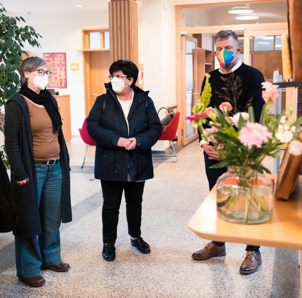 Das gesellschaftliche Eintreten für die Hospizarbeit ist seit jeher ein Anliegen von Hamburg Leuchtfeuer. Hier beim Besuch der Bundestagsabgeordneten Claudia Moll (SPD, Mitte) und Falko Droßmann (SPD, rechts) mit Melanie Fischer vom Hospiz. (c Nico Vogelsaenger)